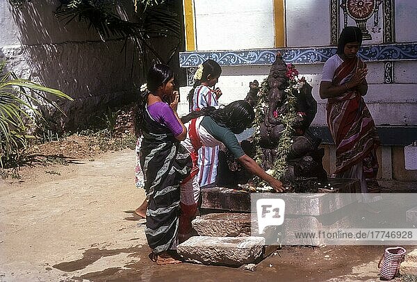 Frauen umrunden den Ganesha während der Anbetung  Tamil Nadu  Indien  Asien