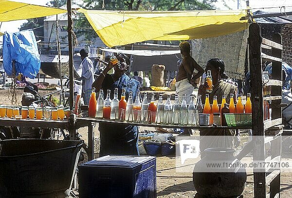 Dorfbewohnerinnen trinken kühle Getränke auf dem Wochenmarkt von Perundurai bei Erode  Tamil Nadu  Indien  Asien
