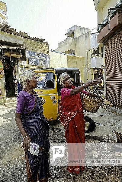 Zwei alte Fraün im Gespräch auf der Straße in Chennai  Tamil Nadu  Indien  Asien