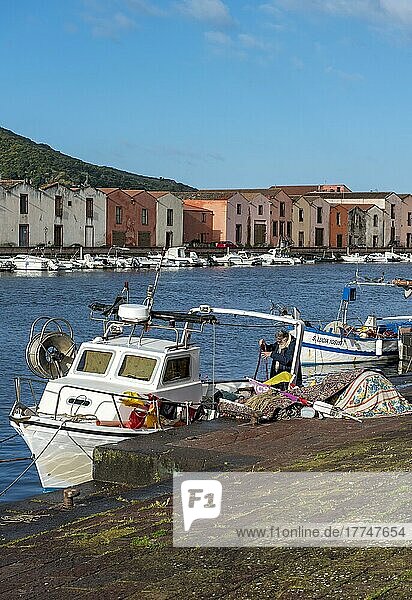 Bosa Tanneries und Fischerboot auf dem Fluss Temo  Sardinien  Italien  Europa