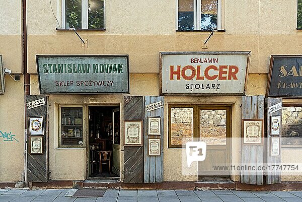 Restaurant in Form einer Reihe traditioneller Schaufenster in Kazimeirz  dem jüdischen Viertel von Krakau  Polen  Europa