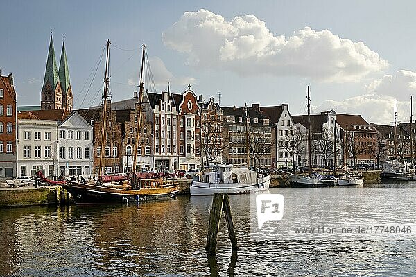 Boote auf der Trave im Museumshafen mit dem Kirchturm von St. Marien  Altstadt  Lübeck  Schleswig-Holstein  Deutschland  Europa