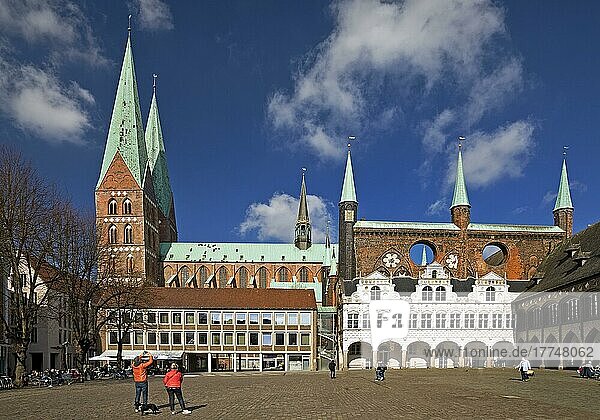 Markt mit Marienkirche und Lübecker Rathaus  Teile des UNESCO Weltkulturerbe Altstadt  Lübeck  Schleswig-Holstein  Deutschland  Europa