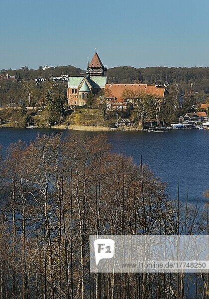 Schöne Aussicht auf Ratzeburg mit dem Domsee und dem Dom  Bäk  Naturpark Lauenburgische Seen  Schleswig-Holstein  Deutschland  Europa