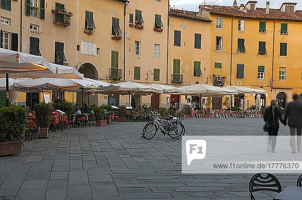Lucca  Anfiteatro Square at dusk  Piazza Dell'anfiteatro  Tuscany  Italy  Europe