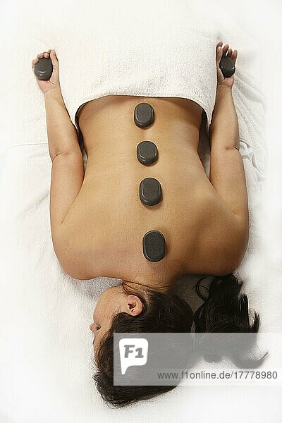 Frau bei Hot-Stone-Massage  heiße Steine  Basalt  LaStone-Therapie