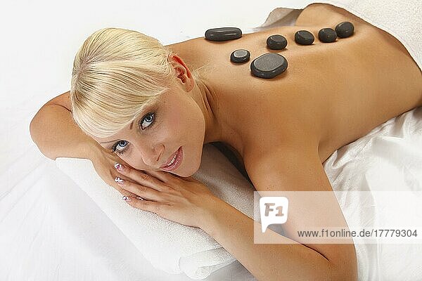 Frau bei Hot-Stone-Massage  Heiße Steine  Basalt  LaStone-Therapie