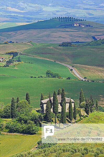 Val d'Orcia  Orcia-Tal  Felder und Bauernhäuser  Toskana-Landschaft  UNESCO-Weltkulturerbe  Provinz Siena  Toskana  Italien  Europa