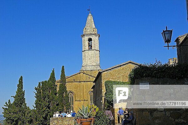 Pienza  Dom  Kathedrale  Glockenturm der Kathedrale  Val d'Orcia  Orcia Tal  UNESCO Weltkulturerbe  Provinz Siena  Toskana  Italien  Europa