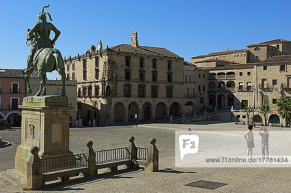 Trujillo  Main Square  Plaza Mayor  Monument to Francisco Pizarro  Caceres province  Extremadura  Spain  Europe