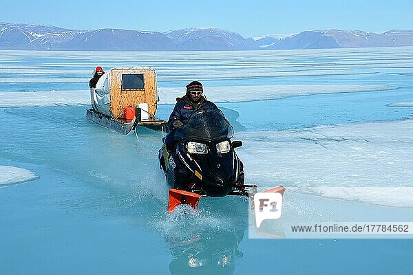 Inuits auf Schneemobil fahren Touristen in Schlitten über Meereis  Ellesmer  Eskimo  Ureinwohner  Island  Kanada  Nordamerika