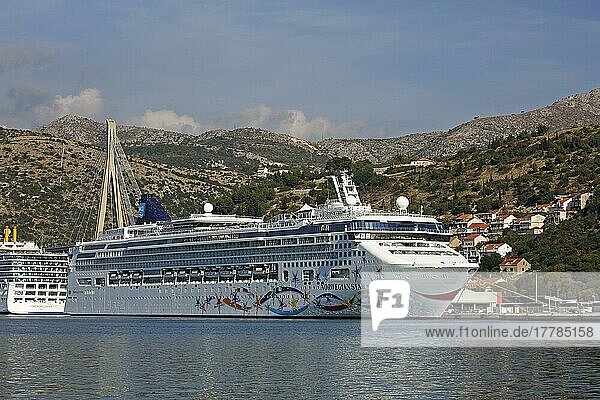 Kreuzfahrtschiff Norwegian Star  Hafen von Dubrovnik  Dalmatien  Kroatien  Europa