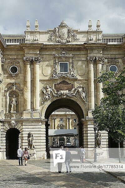 Löwentor  Durchgang zum Historischen Museum  Burgpalast  Burgviertel  Buda  Budapest  Ungarn  Europa