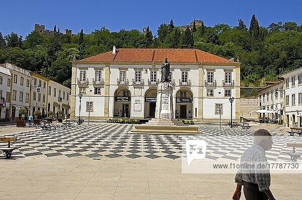 Rathaus in praca da Reublica und Templerburg Christi im Hintergrund  Tomar  Bezirk Santarem  Ribatejo  Portugal  Europa