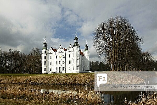 Schloss Ahrensburg mit Park  Ahrensburg  Kreis Stormarn  Schleswig-Holstein  Deutschland  Europa