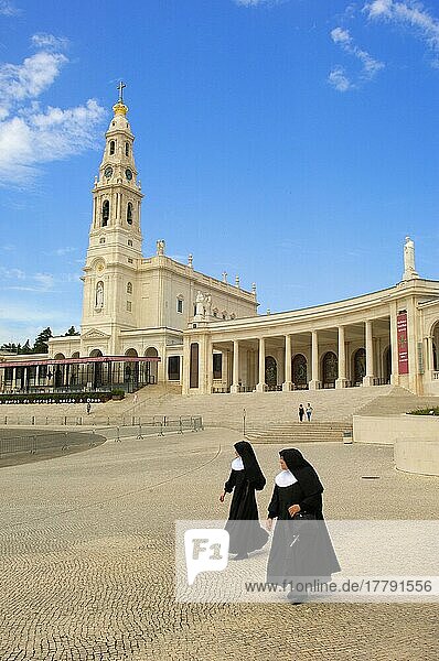 Nonnen  Kirche Santuario de Fatima  Wallfahrtsort Fatima  Centro  alte Basilika  Portugal  Europa