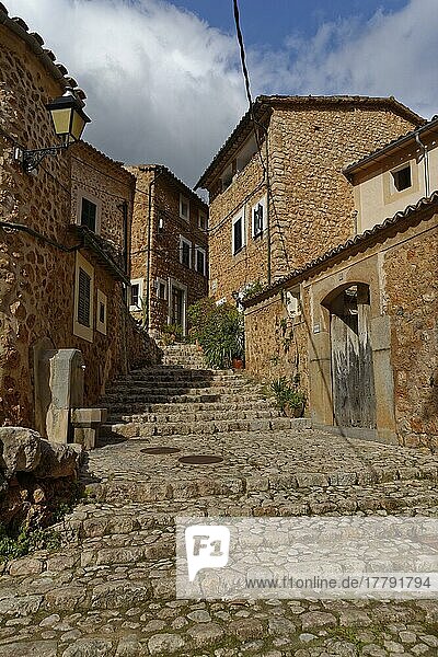 Altstadtgasse von Fornalutx  Mallorca  Balearen  Spanien  Europa