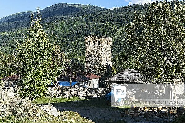 Traditionelle mittelalterliche svanetische Turmhäuser  Dorf Lashtkhveri  Region Svaneti  Kaukasus  Georgien  Asien