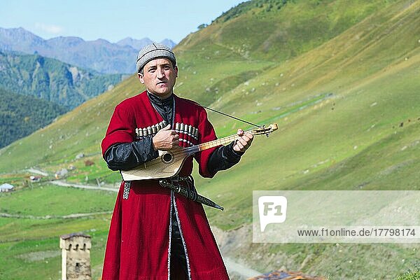 Georgischer Musiker einer Folkloregruppe spielt Panduri  Nur für redaktionelle Zwecke  Ushguli  Region Swanetien  Georgien  Asien