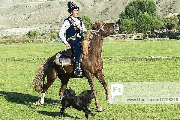 Kasachischer Reiter in traditioneller Kleidung  Dorf Sati  Tien-Shan-Gebirge  Kasachstan  Asien