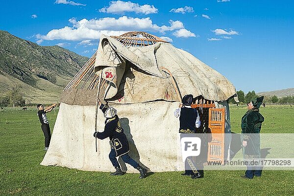Kasachische Männer beim Aufbau einer Jurte  Nur zur redaktionellen Verwendung  Dorf Sati  Tien Shan-Gebirge  Kasachstan  Asien