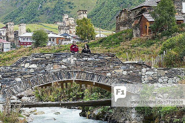 Georgisches Paar aus einer Folkloregruppe auf einer Steinbrücke vor dem Dorf Ushguli  Nur für redaktionelle Zwecke  Ushguli  Region Svaneti  Georgien  Asien