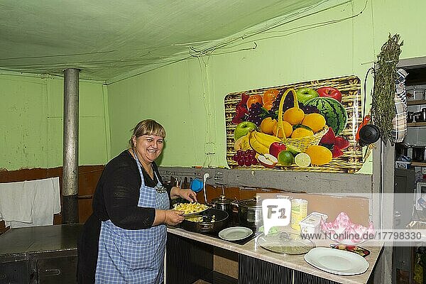 Georgische Frau beim Zubereiten von Pommes frites  Dorf Ushguli  Region Swanetien  Georgien  Kaukasus  Naher Osten  Nur für redaktionelle Zwecke  Asien