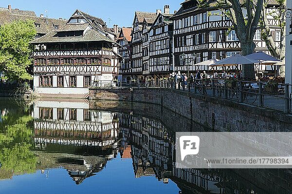 Maison des Tanneurs und Fachwerkhäuser entlang des ILL-Kanals  Stadtteil Petite France  Straßburg  Elsass  Departement Bas-Rhin  Frankreich  Europa