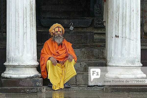 Hinduistischer Sadhu (Heiliger Mann)  Pashupatinath-Tempel  Kathmandu  Nepal  Asien