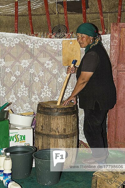 Kirgisische Frau beim Mischen von Kumis während des Fermentationsprozesses  Song Kol See  Provinz Naryn  Kirgisistan  Zentralasien