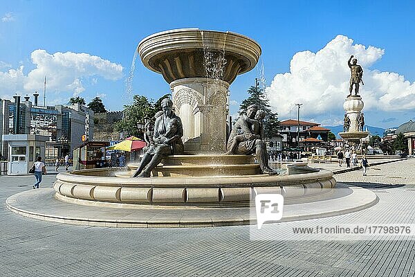 Brunnen des Olympias-Denkmals und Statue von Philipp II. von Mazedonien  Skopje  Mazedonien  Europa