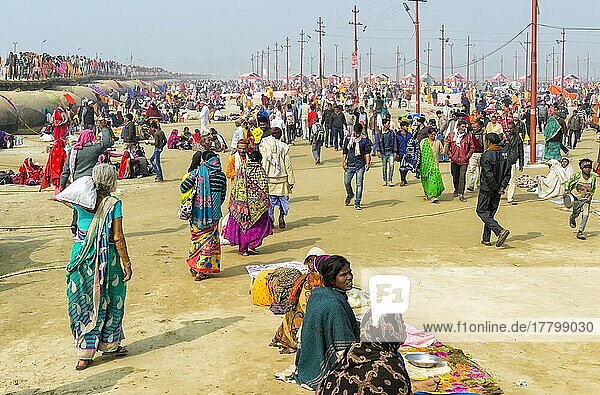Pilger auf dem Weg zur Allahabad Kumbh Mela  der größten religiösen Versammlung der Welt  Uttar Pradesh  Indien  Asien