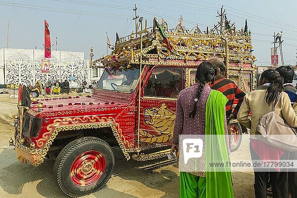 Geschmücktes Sadhu-Fahrzeug  Allahabad Kumbh Mela  größte religiöse Versammlung der Welt  Uttar Pradesh  Indien  Asien