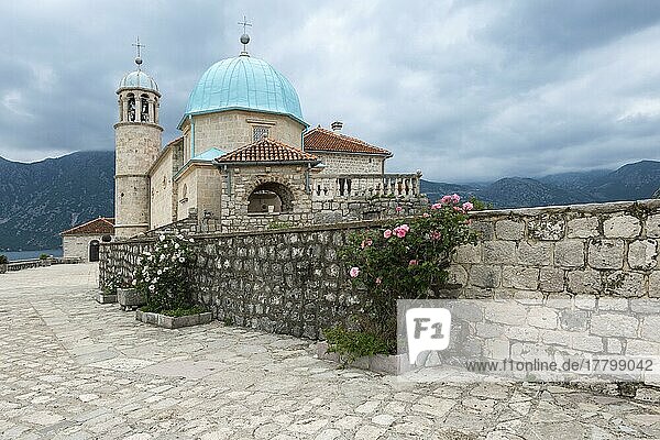 Kirche Unserer Lieben Frau von den Felsen  auf künstlicher Insel  Bucht von Kotor  Perast  Montenegro  Europa