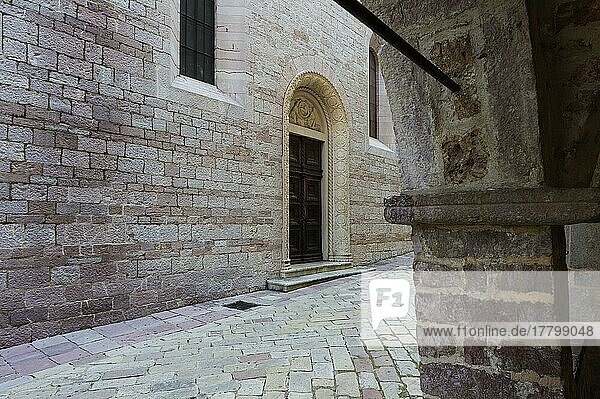 Römisch-katholische Kathedrale St. Tryphon  Mauern  Unesco-Weltkulturerbe  Kotor  Montenegro  Europa