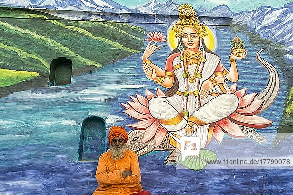 Sadhu in safranfarbenen Gewändern vor einem Götterbild  Nur für redaktionelle Zwecke  Allahabad Kumbh Mela  größte religiöse Versammlung der Welt  Uttar Pradesh  Indien  Asien