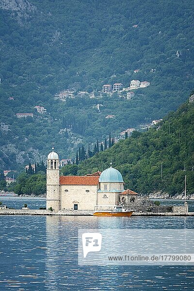 Kirche Unserer Lieben Frau von den Felsen  auf künstlicher Insel  Bucht von Kotor  Perast  Montenegro  Europa