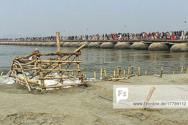 Pilger überqueren den Ganges auf einer provisorischen Pontonbrücke  Allahabad Kumbh Mela  größte religiöse Versammlung der Welt  Uttar Pradesh  Indien  Asien