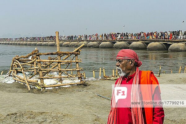 Pilger überqueren den Ganges auf einer provisorischen Pontonbrücke  Allahabad Kumbh Mela  größte religiöse Versammlung der Welt  Uttar Pradesh  Indien  Asien