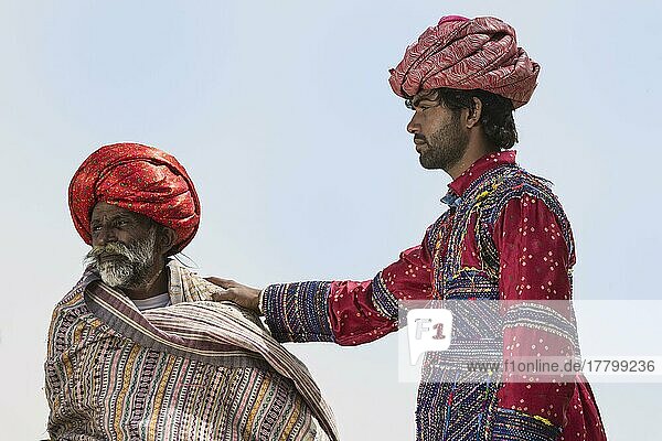 Mitglied der Dhebariya-Rabari-Gemeinschaft in traditioneller bunter Kleidung  Great Rann of Kutch Wüste  Gujarat  Indien  Asien