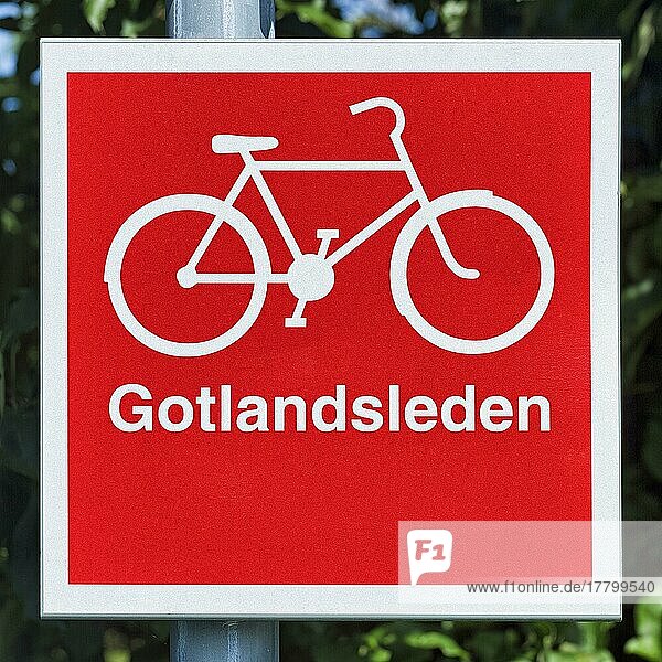 Rotes Verkehrsschild mit Piktogramm Fahrrad  Markierung für schwedischen Radwanderweg Gotlandsleden  Insel Gotland  Schweden  Europa