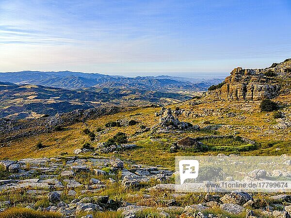 Blick über das Naturschutzgebiet El Torcal  Torcal de Antequera  Provinz Malaga  Andalusien  Spanien  Europa