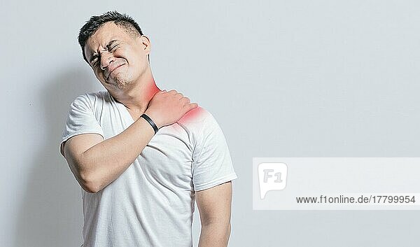 Nacken- und Rückenschmerzen Konzept  Mann mit Nacken- und Rückenmuskelschmerzen  Nahaufnahme eines Mannes mit Nacken- und Rückenschmerzen  ein Mann mit Muskelschmerzen auf isoliertem Hintergrund