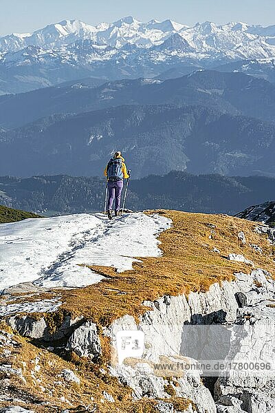 Bergsteigerin läuft Bergkamm entlang  schneebedeckte Berge  Wanderung zum Guffert  Brandenberger Alpen  Tirol  Österreich  Europa