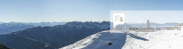 Alpenpanorama  Bergsteigerin blickt über schneebedeckte Berge  Wanderung zum Guffert  Brandenberger Alpen  Tirol  Österreich  Europa