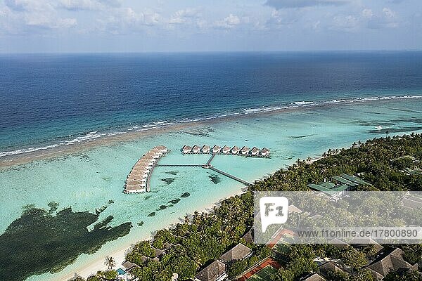 Helikopteransicht  Six Senses Kanuhura Island Resort  mit Stränden und Wasserbungalows  Lhaviyani Atoll  Malediven  Indischer Ozean  Asien