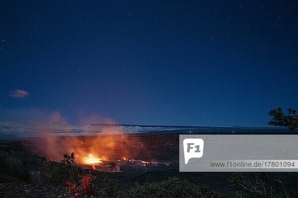 Active eruption  Kilauea volcano  Halema'uma'u crater  Mauna Loa volcano in the back  Hawai'i Volcanoes National Park  Big Island  Hawaii  USA  North America