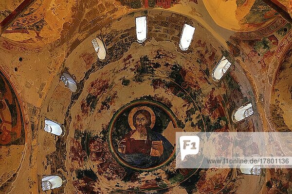 Ehemalige Klosterkirche von Antifonitis  Innen  Wandmalerei  der Prantokrator in der Kuppel  Nordzypern