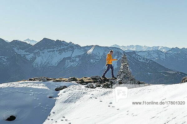 Bergsteigerin blickt über schneebedeckte Berge  Wanderung zum Guffert  Brandenberger Alpen  Tirol  Österreich  Europa