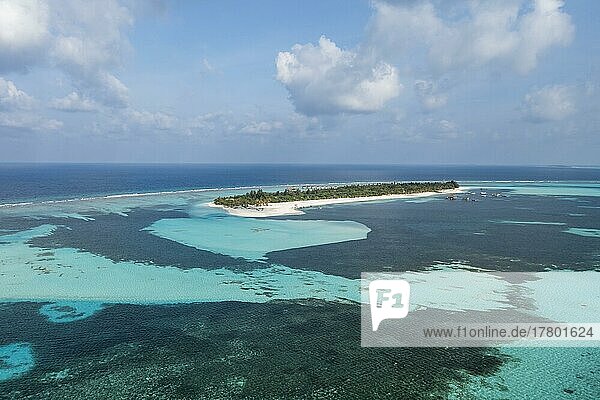 Helikopteransicht  Six Senses Kanuhura Island Resort  mit Stränden und Wasserbungalows  Lhaviyani Atoll  Malediven  Indischer Ozean  Asien